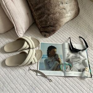 Olukai Hila beige cloudy neutral comfy puffy cross over slides 10 women’s